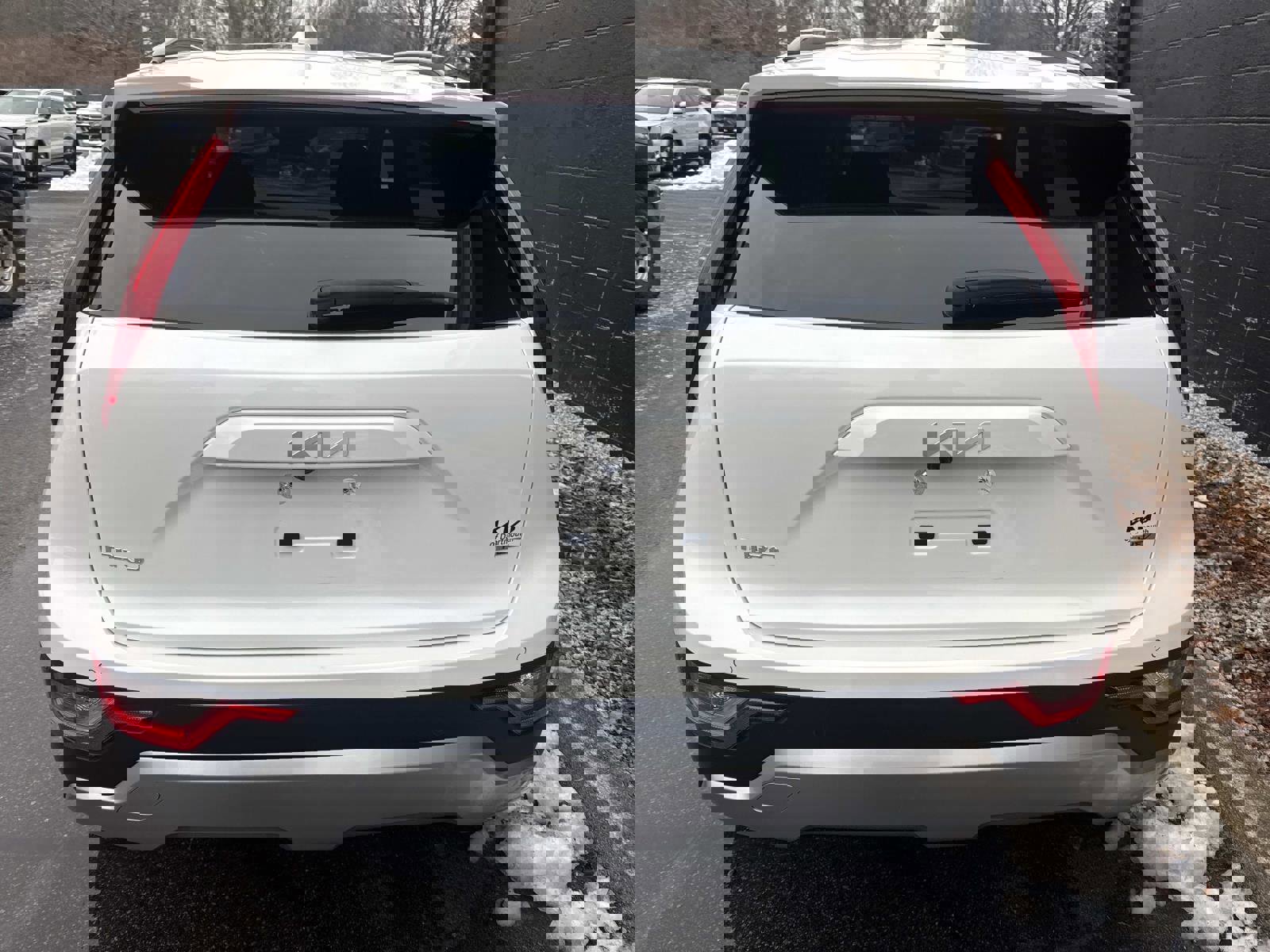 Used 2023 Kia Niro EX image 8