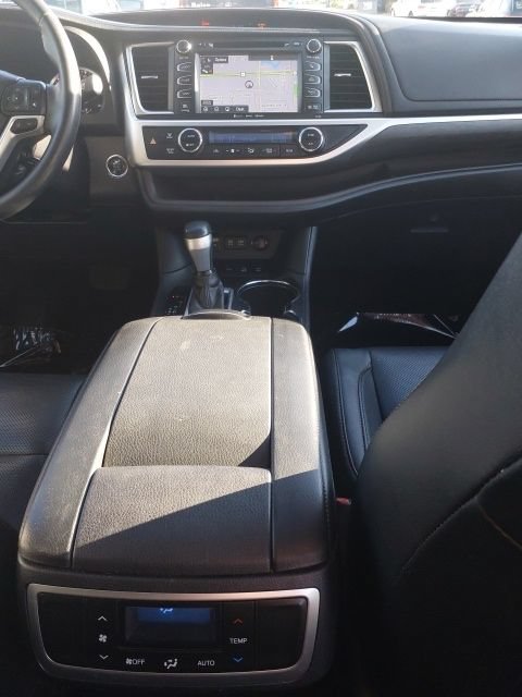 Used 2017 Toyota Highlander Limited AWD/4WD image 18