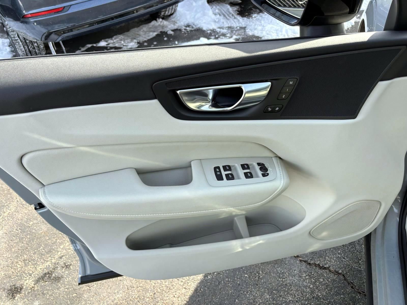 Used 2025 Volvo XC60 B5 Plus w/ Climate Package image 11