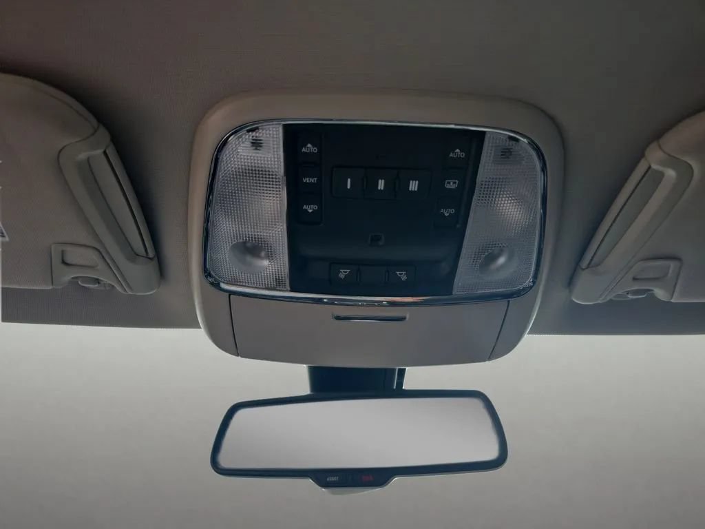 Used 2020 Chrysler 300 Limited RWD image 24