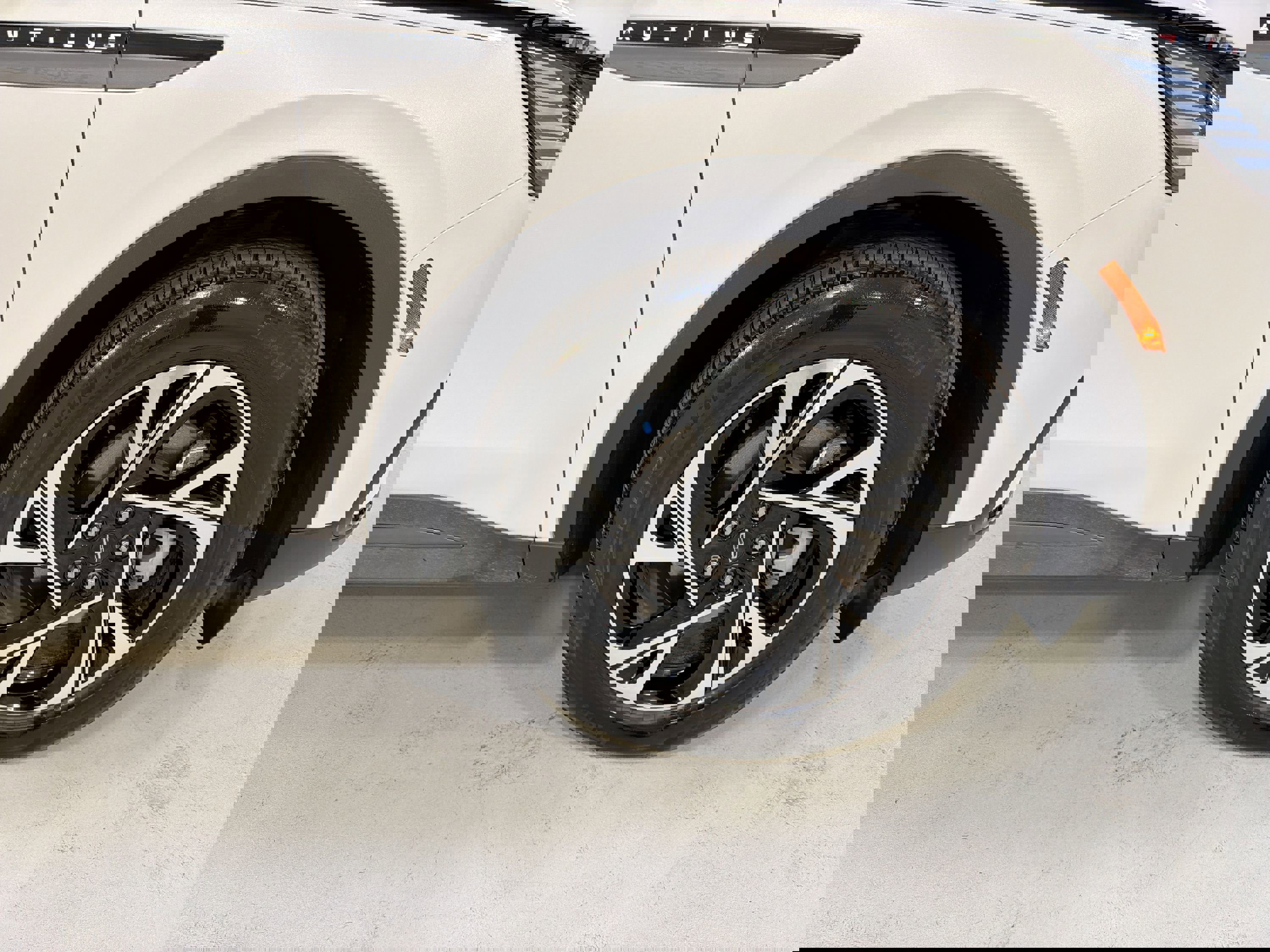 Used 2025 Lincoln Nautilus Premier w/ Jet Appearance Package image 29