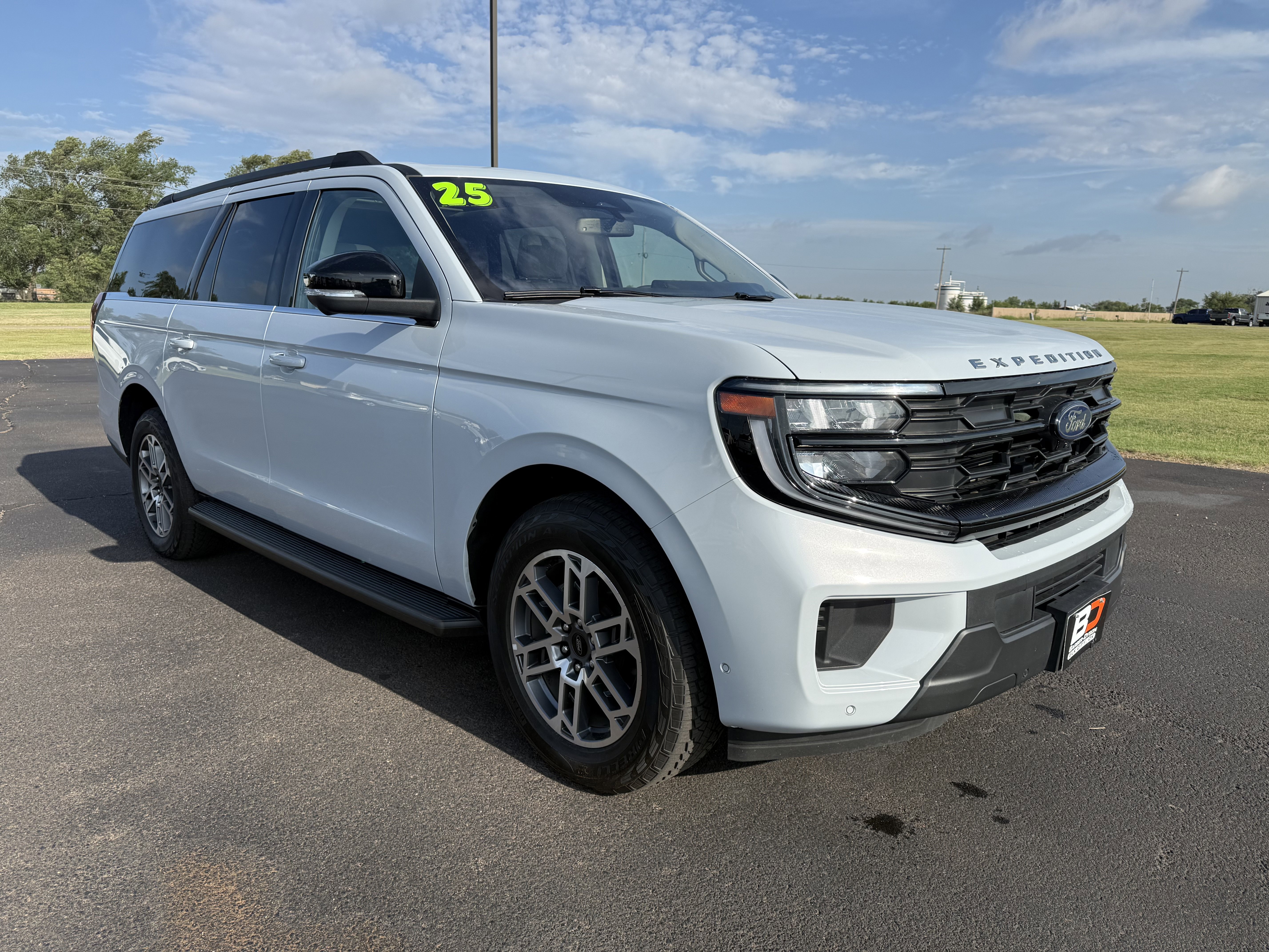 Used 2025 Ford Expedition Max Active AWD/4WD image 2