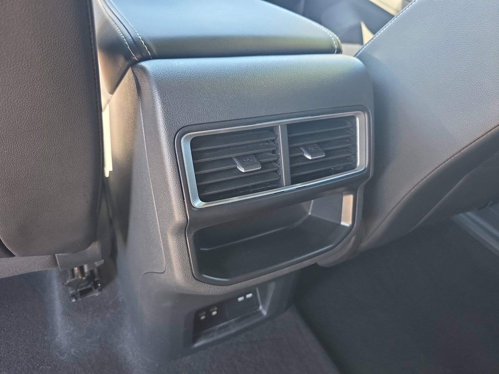 Used 2024 Volkswagen Atlas Cross Sport SE image 32