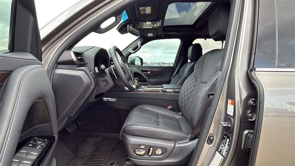 Used 2024 Lexus LX 600 4WD w/ Ultra Luxury Package image 10
