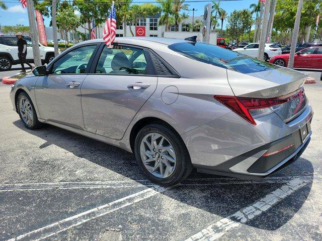 Used 2024 Hyundai Elantra Blue FWD image 5
