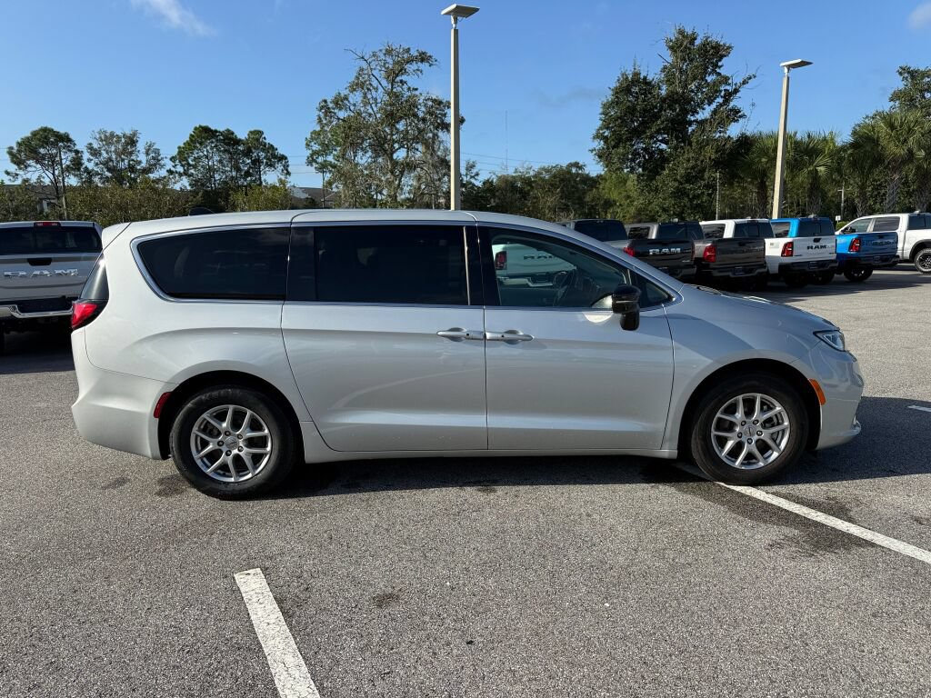 Used 2024 Chrysler Pacifica Touring-L FWD image 2