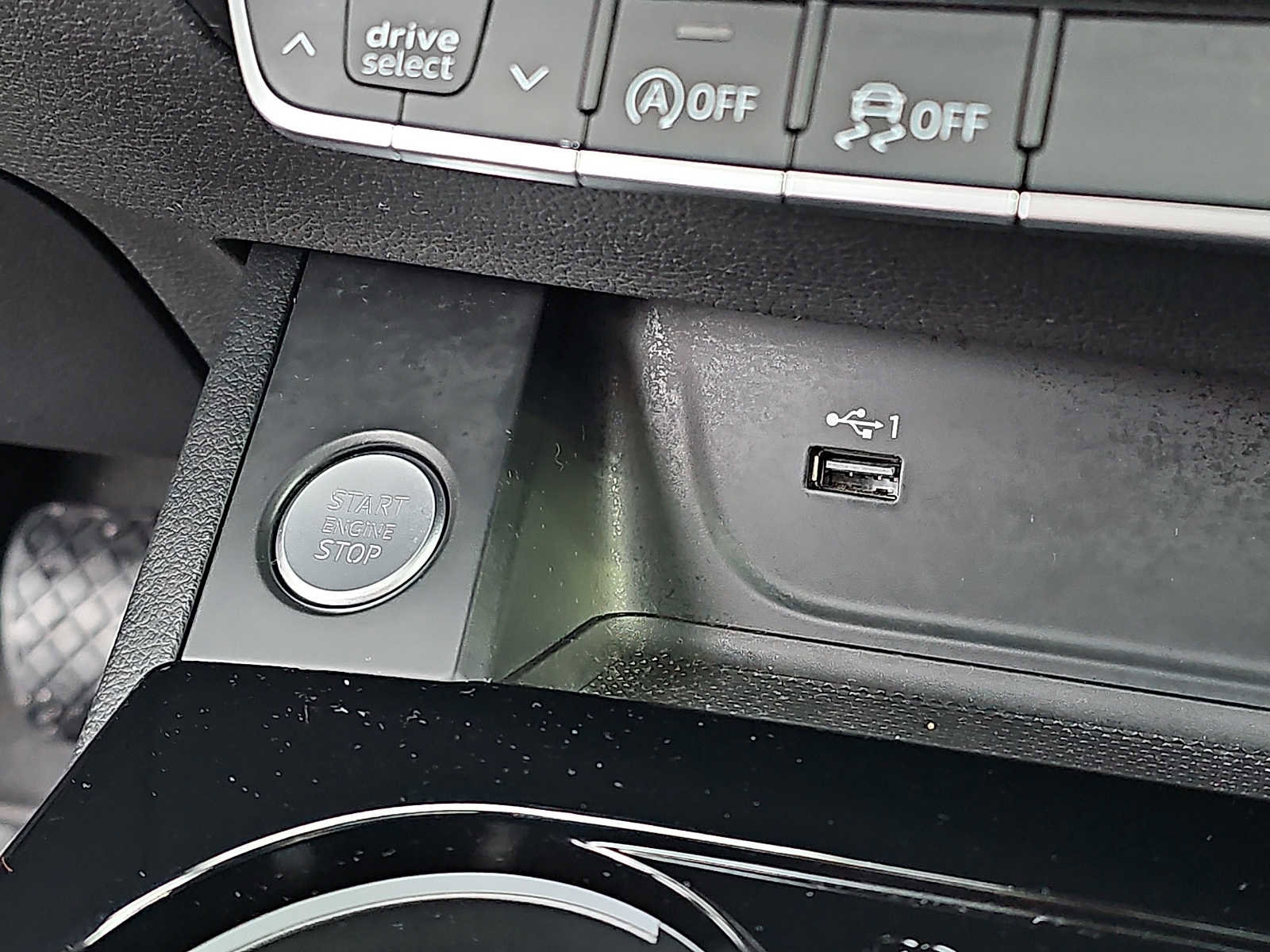 Used 2024 Audi A4 2.0T Premium w/ Convenience Package image 24