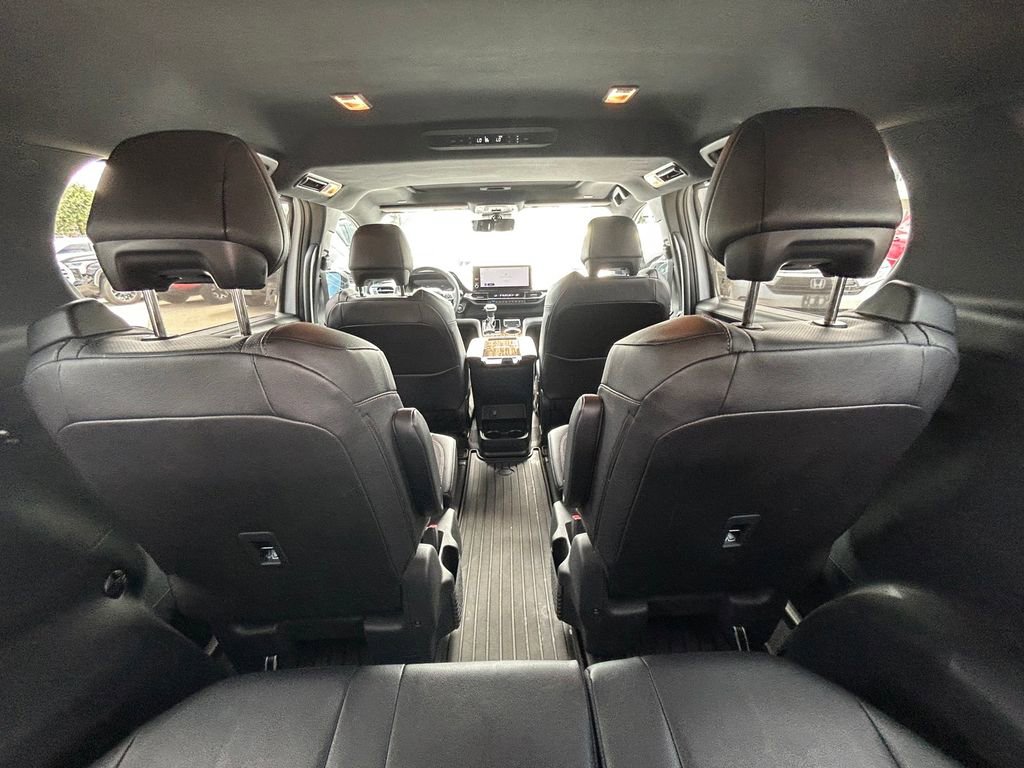 Used 2025 Toyota Sienna Limited AWD/4WD image 17