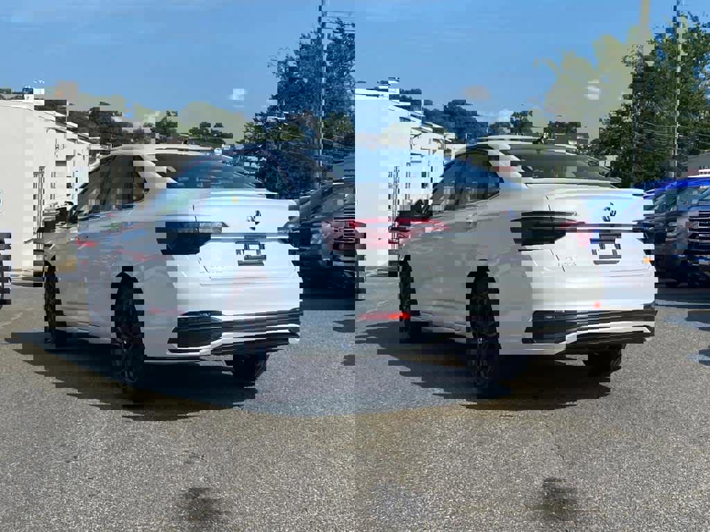 Used 2024 Volkswagen Jetta SE image 3