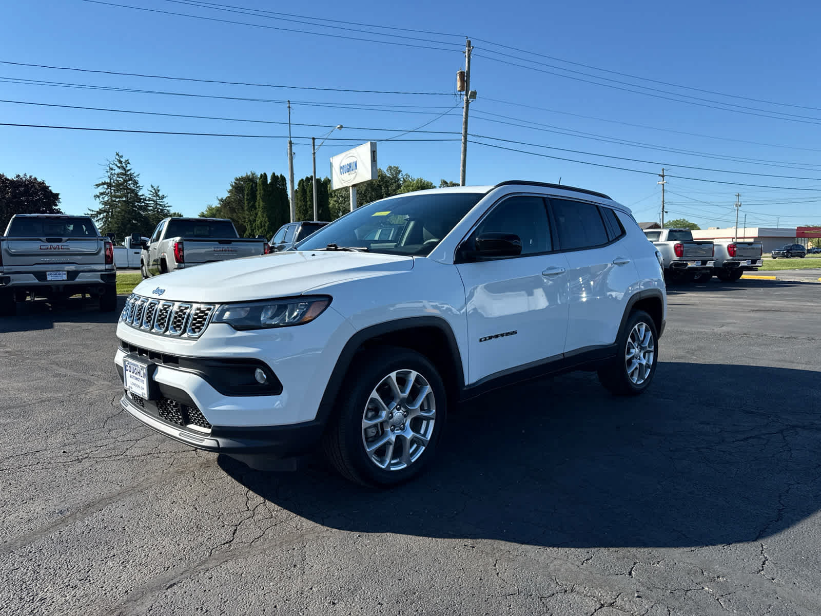 Used 2024 Jeep Compass Latitude w/ Sun and Sound Group AWD/4WD image 1