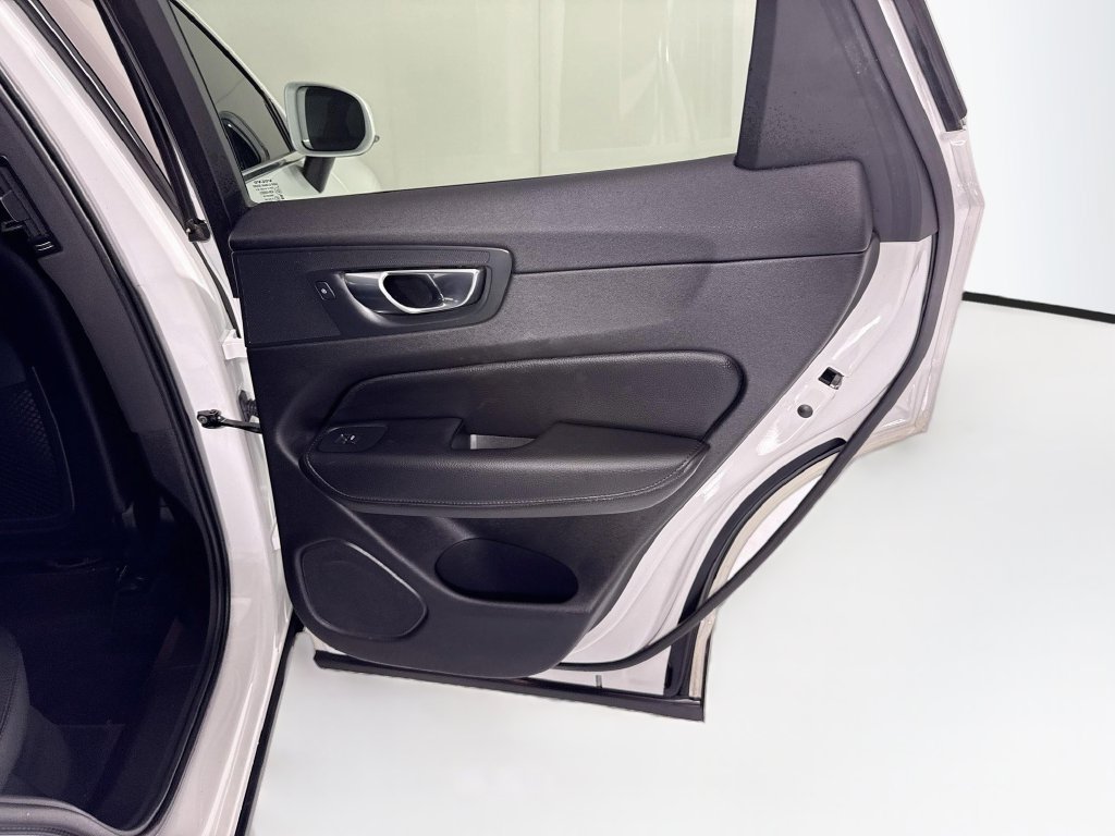 Used 2021 Volvo XC60 T5 Momentum w/ Protection Package Premier FWD image 27