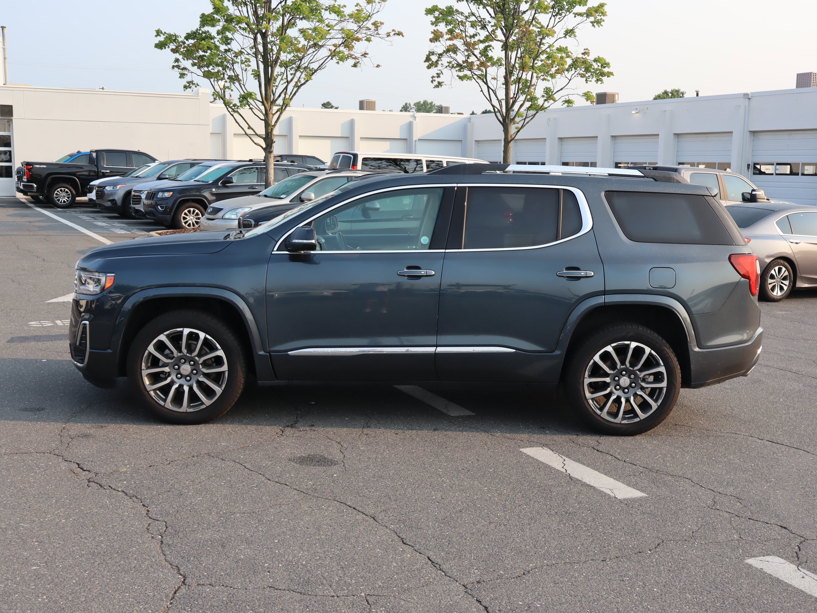 Used 2020 GMC Acadia Denali w/ Technology Package FWD image 7