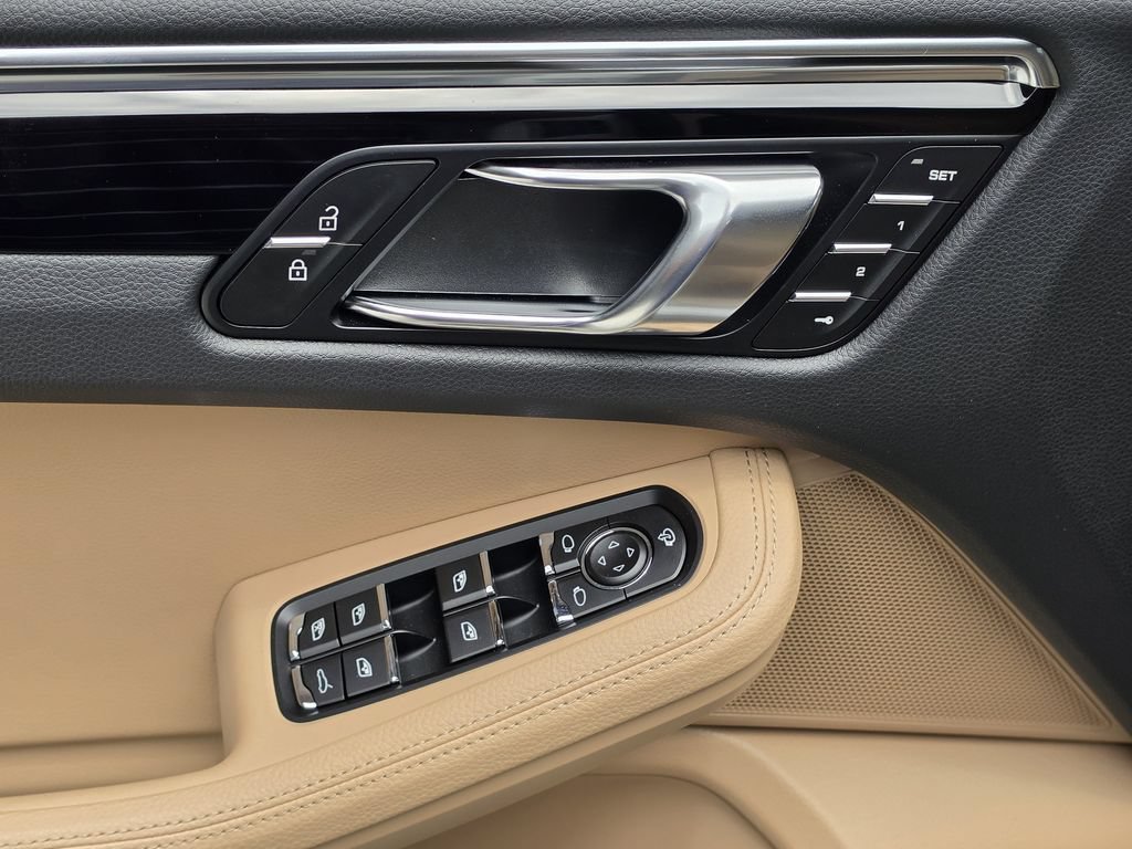 Certified 2026 Porsche Macan AWD/4WD image 12