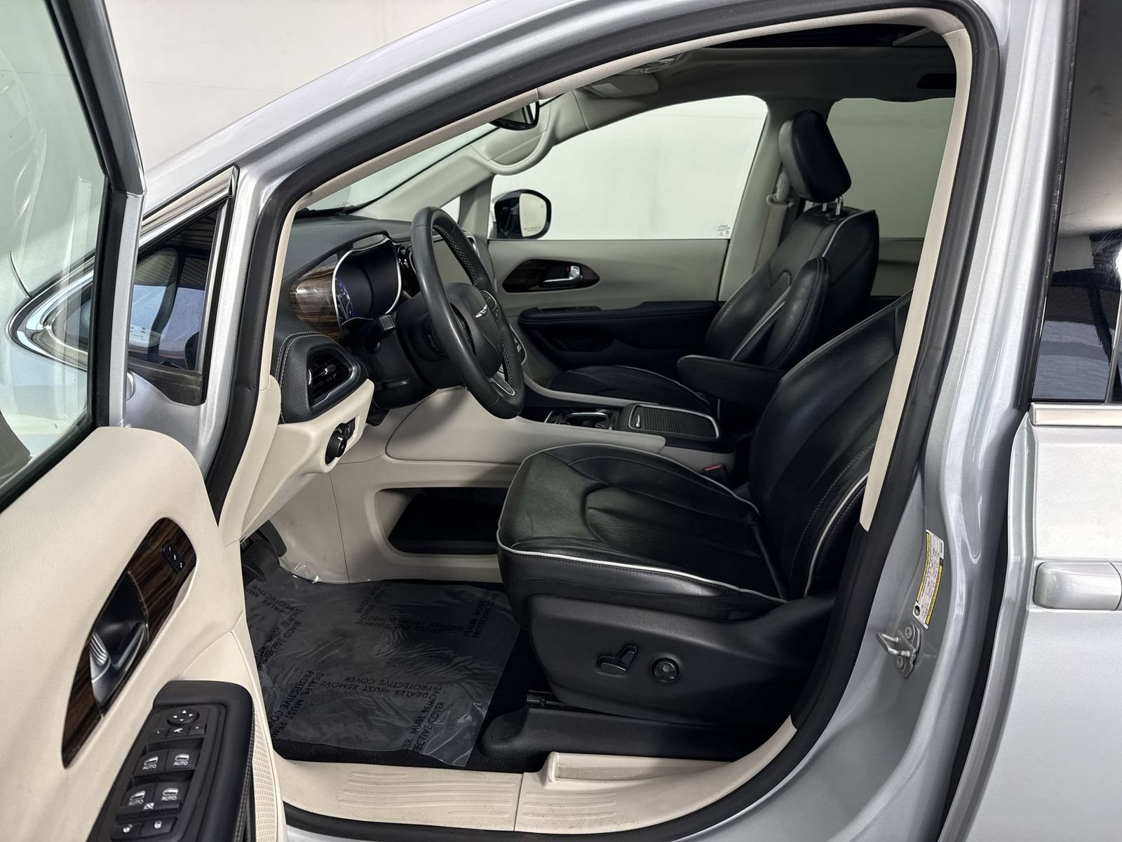 Used 2023 Chrysler Pacifica Limited FWD image 4