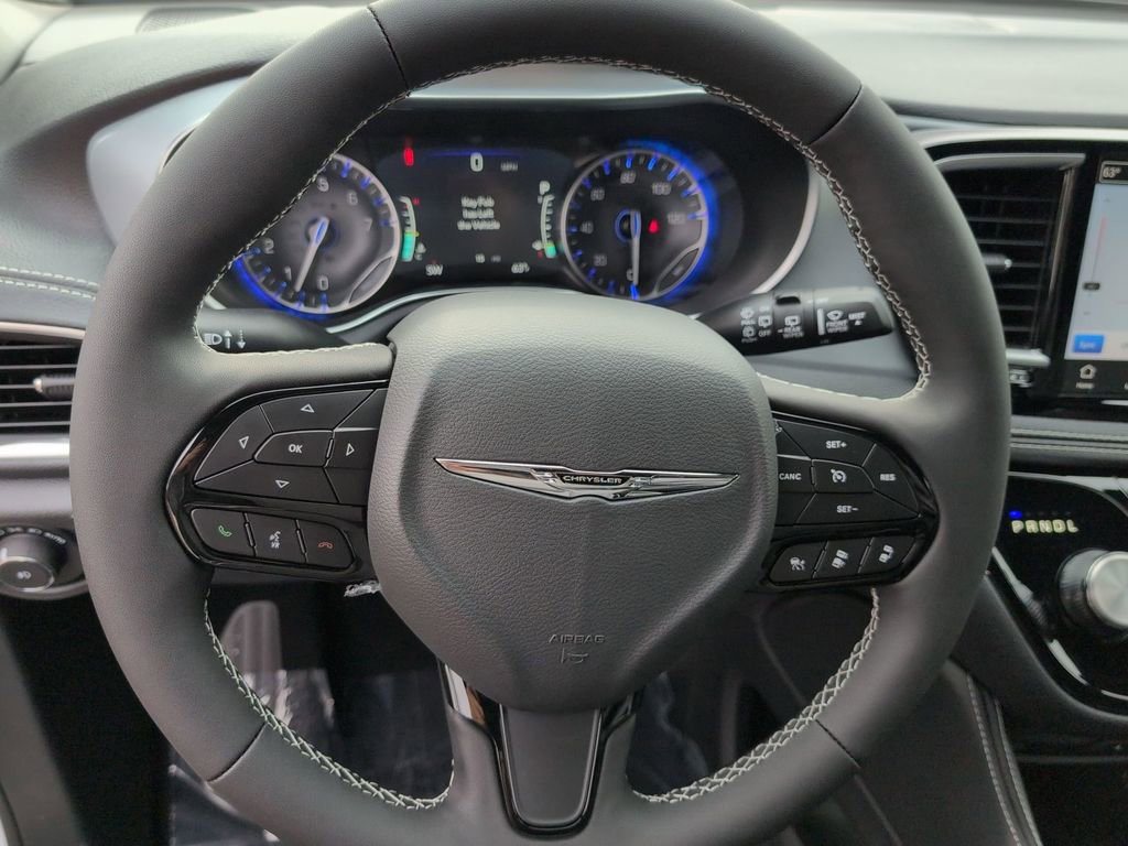 New 2026 Chrysler Pacifica Limited w/ Uconnect Theater Family Group image 13