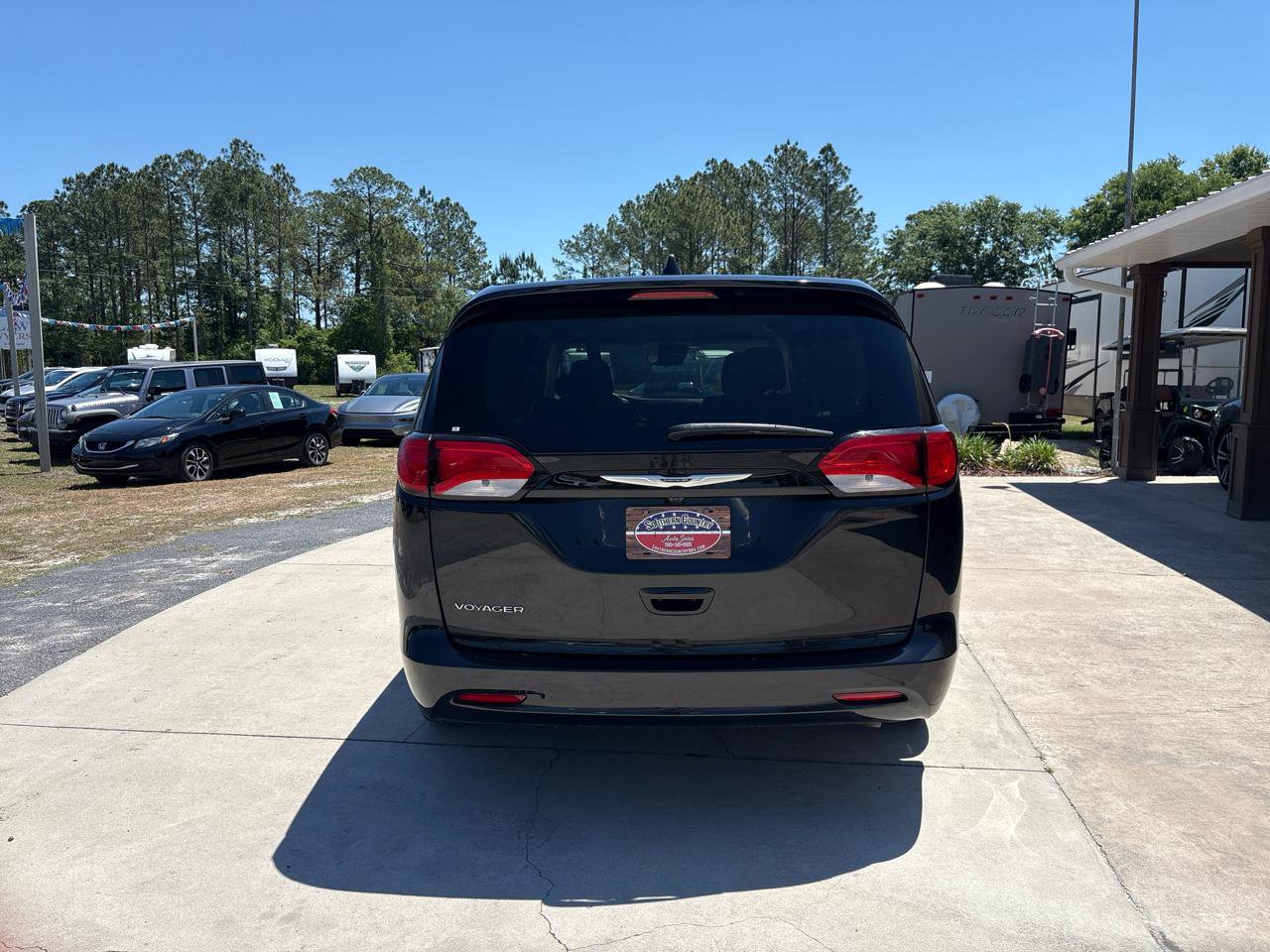 Used 2023 Chrysler Voyager LX FWD image 6