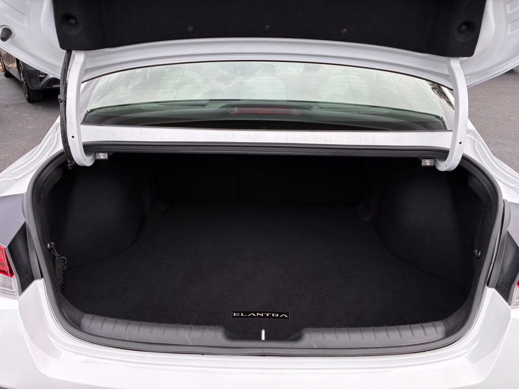 Certified 2025 Hyundai Elantra Limited FWD image 12