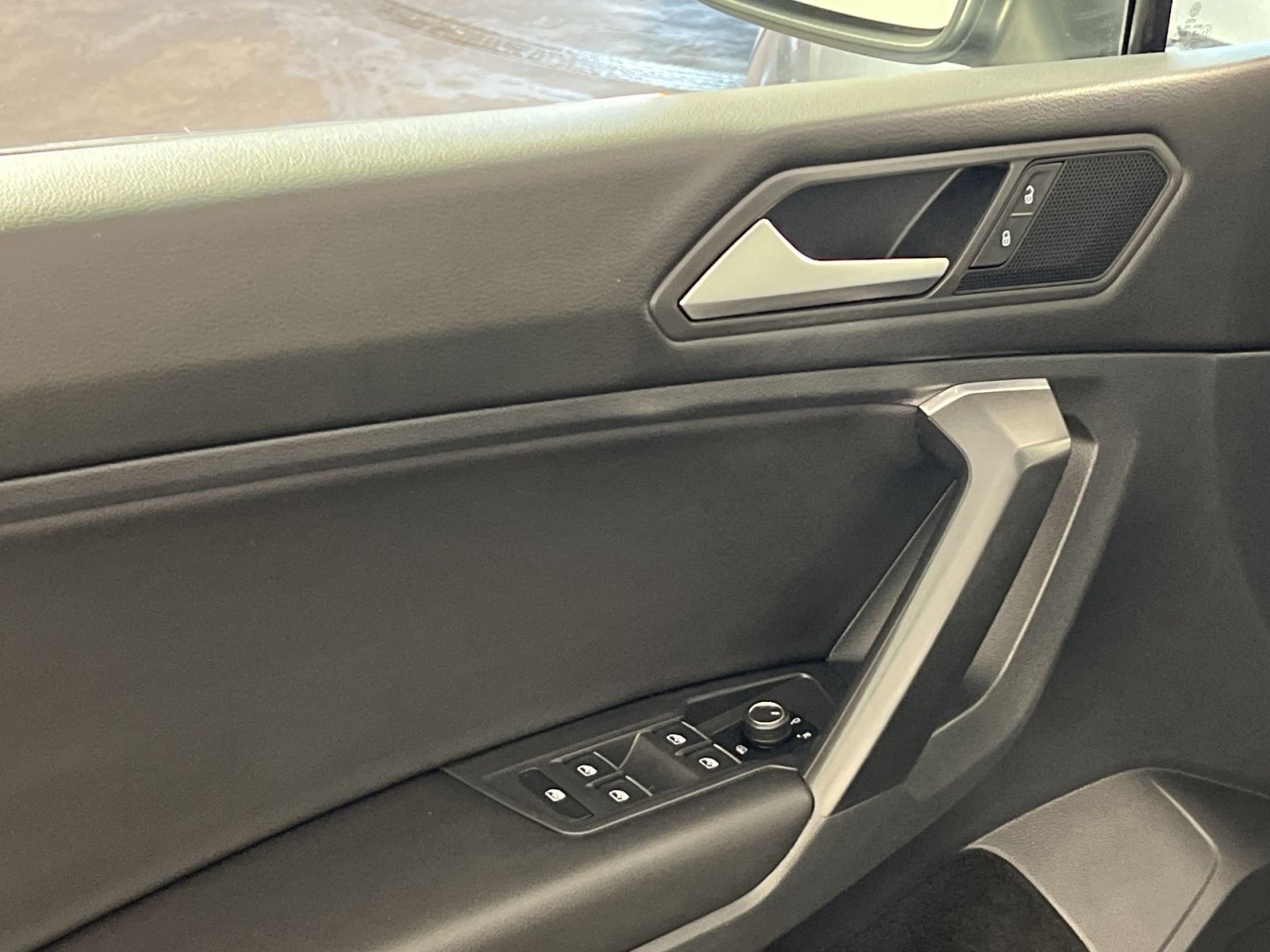 Used 2021 Volkswagen Tiguan SE w/ Panoramic Sunroof Package AWD/4WD image 15