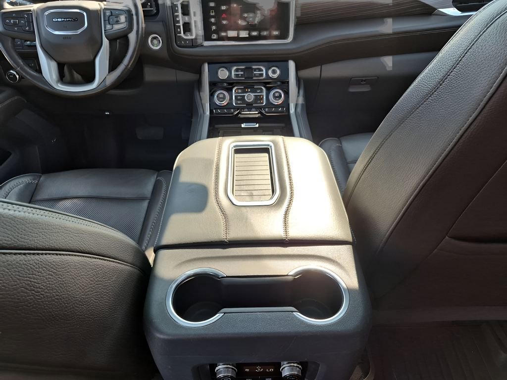Used 2022 GMC Yukon XL Denali w/ Denali Premium Package image 22