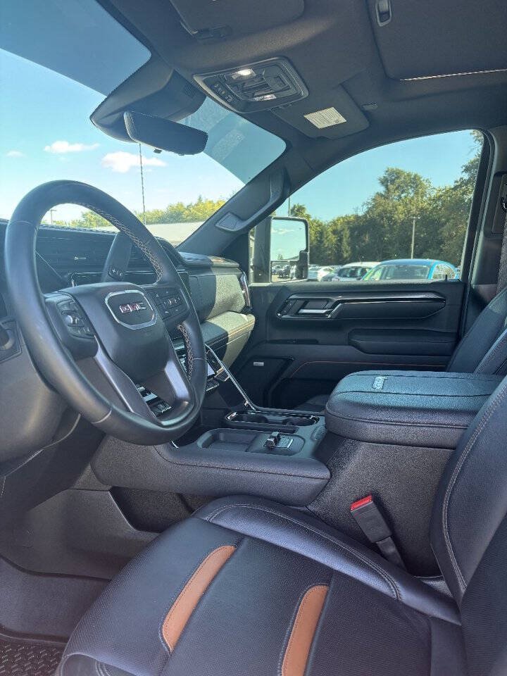 Used 2025 GMC Sierra 2500 AT4 w/ AT4 Premium Plus Package AWD/4WD image 4
