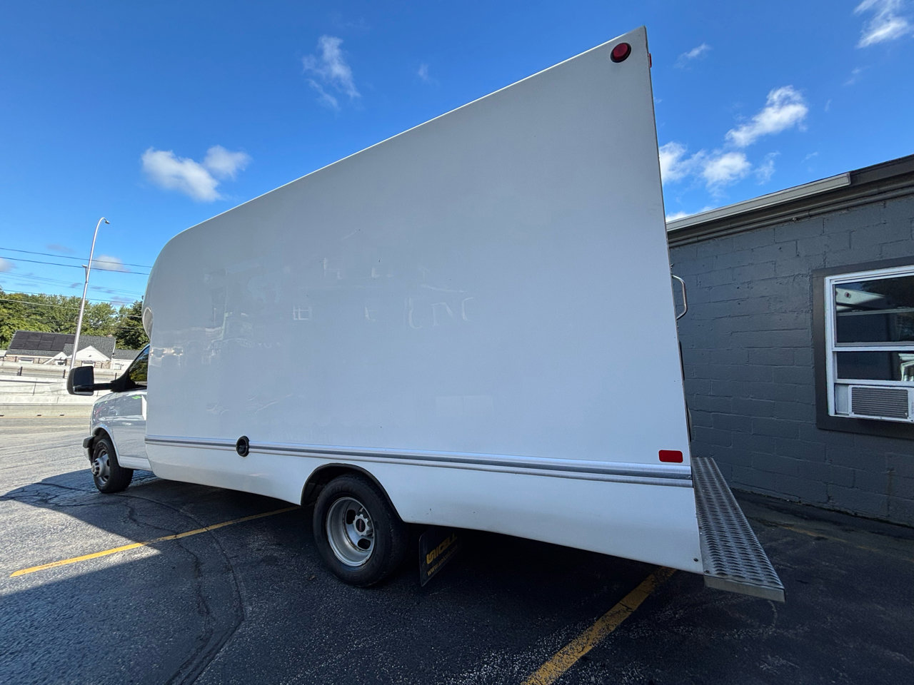 Used 2017 GMC Savana 3500 Extended image 4