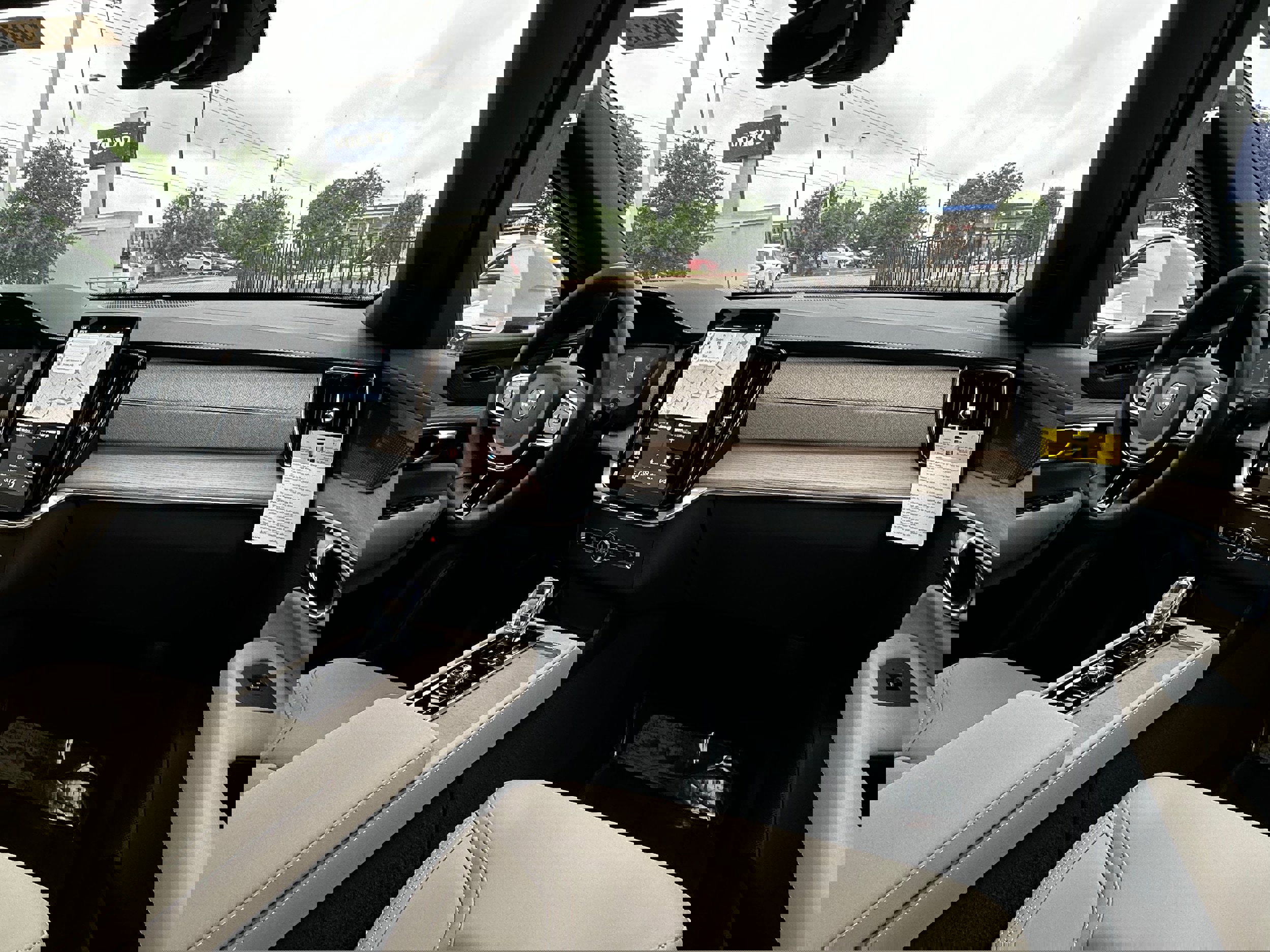 New 2025 Volvo XC90 T8 Plus w/ Protection Package Premier image 11