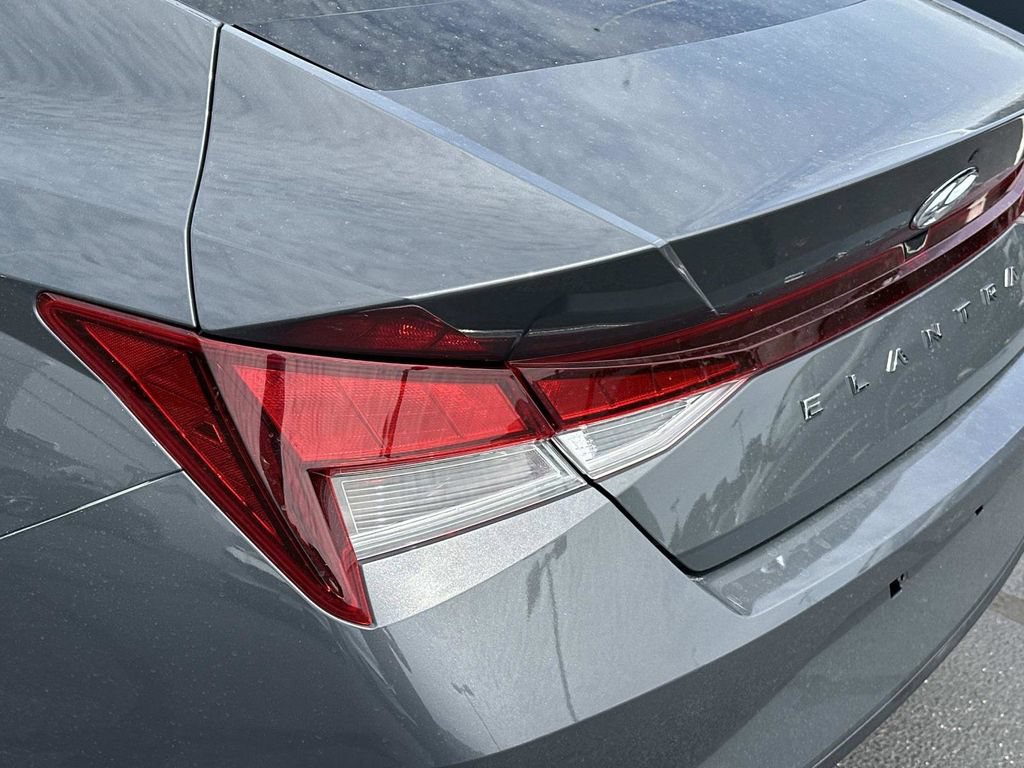 Used 2023 Hyundai Elantra SE FWD image 9