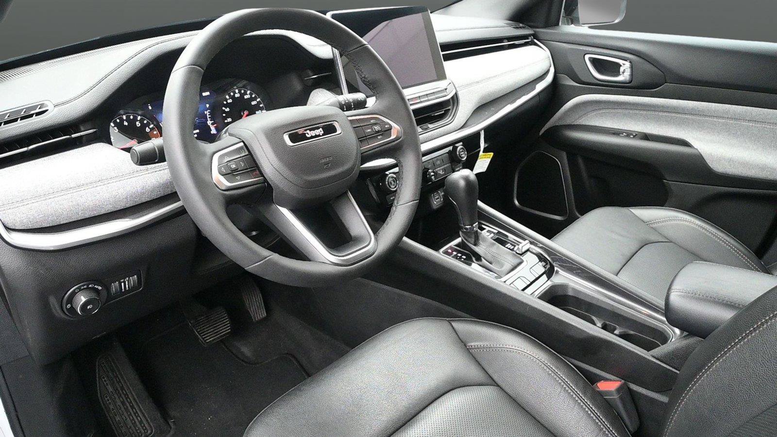 Used 2023 Jeep Compass Latitude AWD/4WD image 2