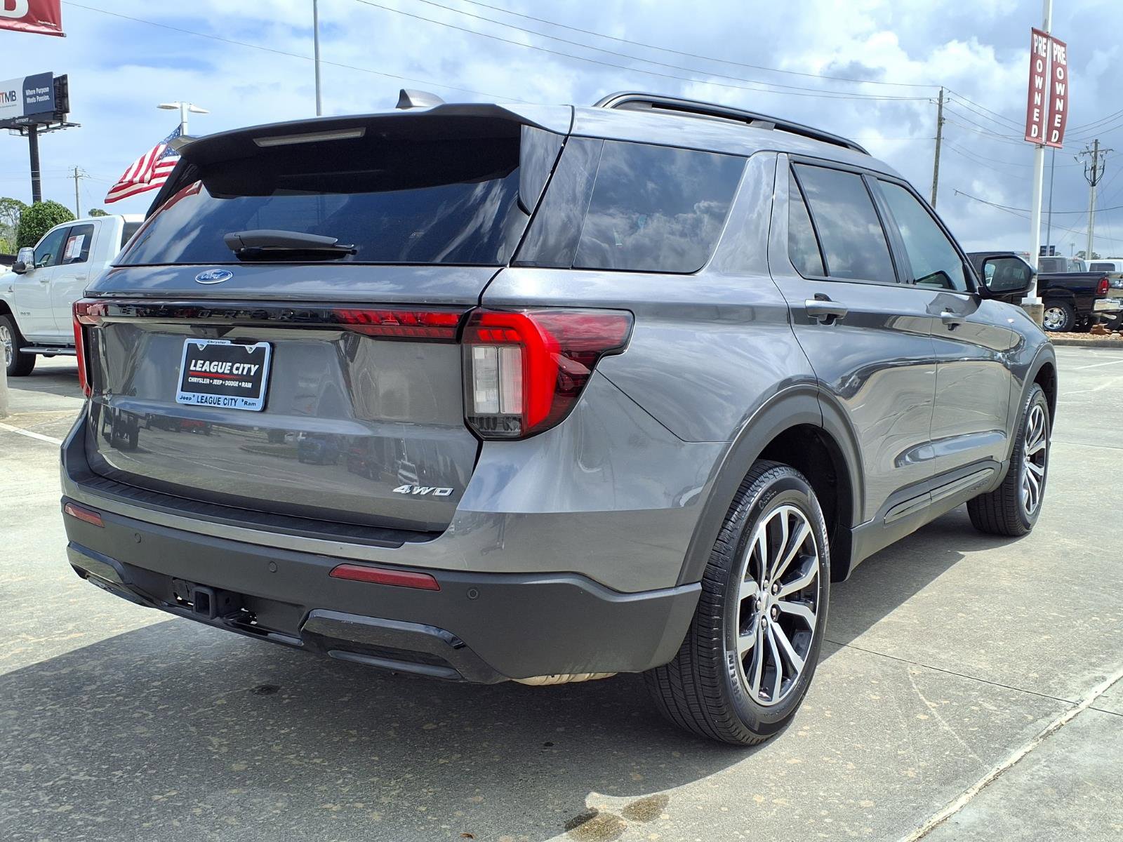 Used 2025 Ford Explorer ST-Line AWD/4WD image 4