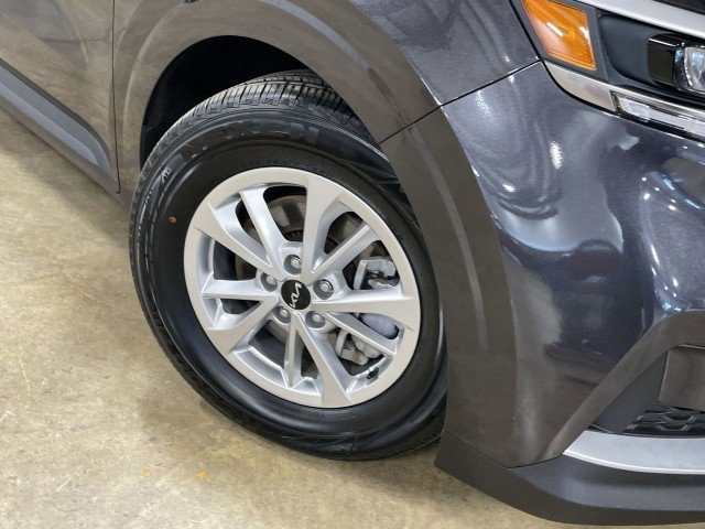 Used 2023 Kia Carnival LX image 11