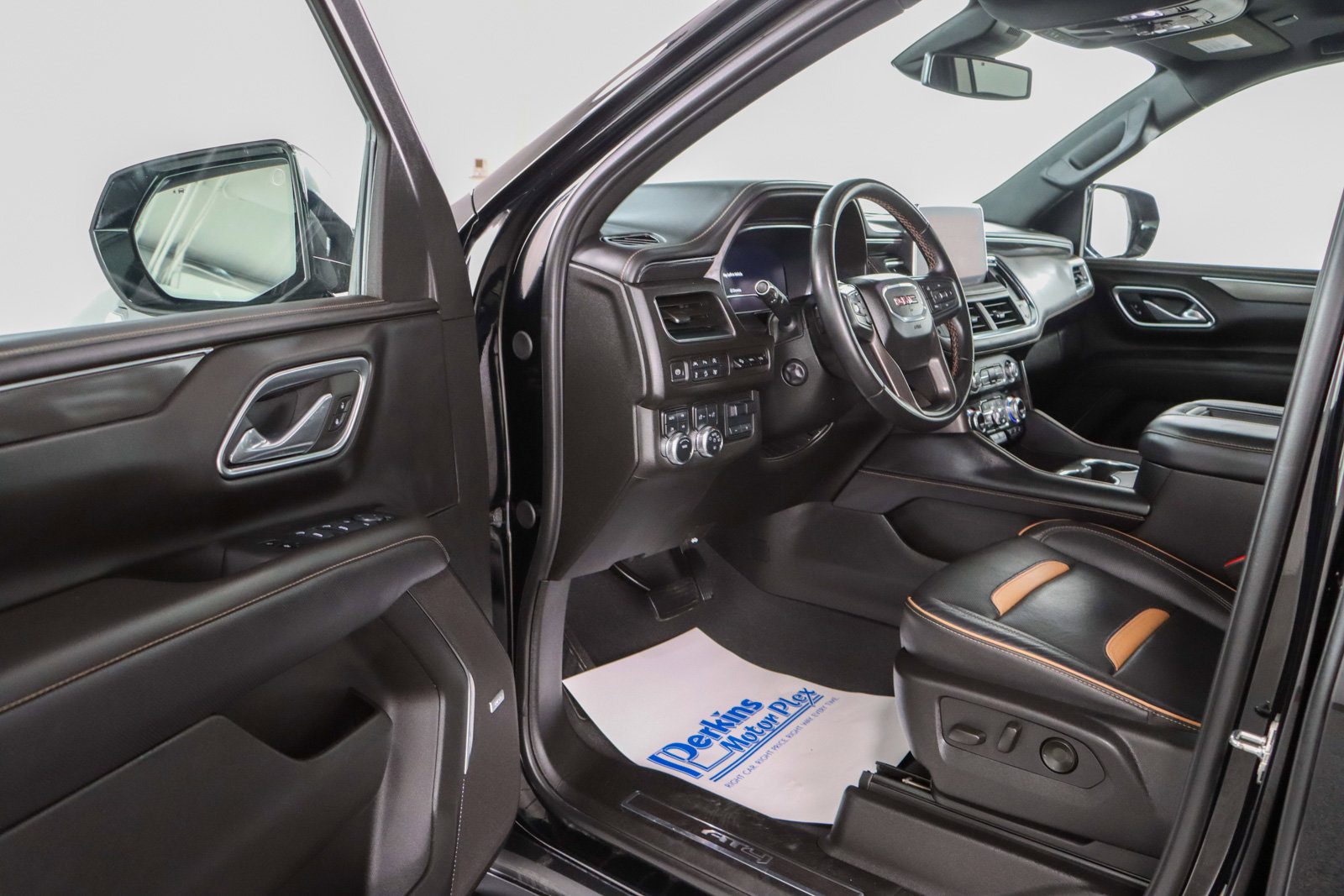 Used 2024 GMC Yukon XL AT4 w/ Technology Package image 3