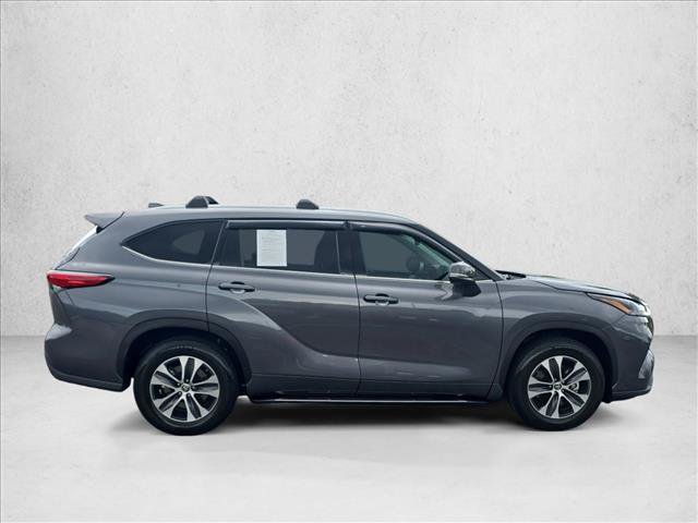 Used 2022 Toyota Highlander XLE FWD image 4