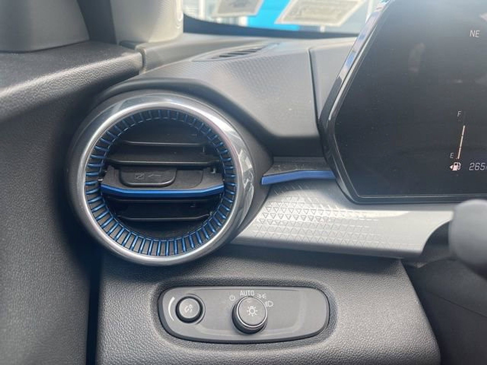 Certified 2025 Chevrolet Trax LT image 11