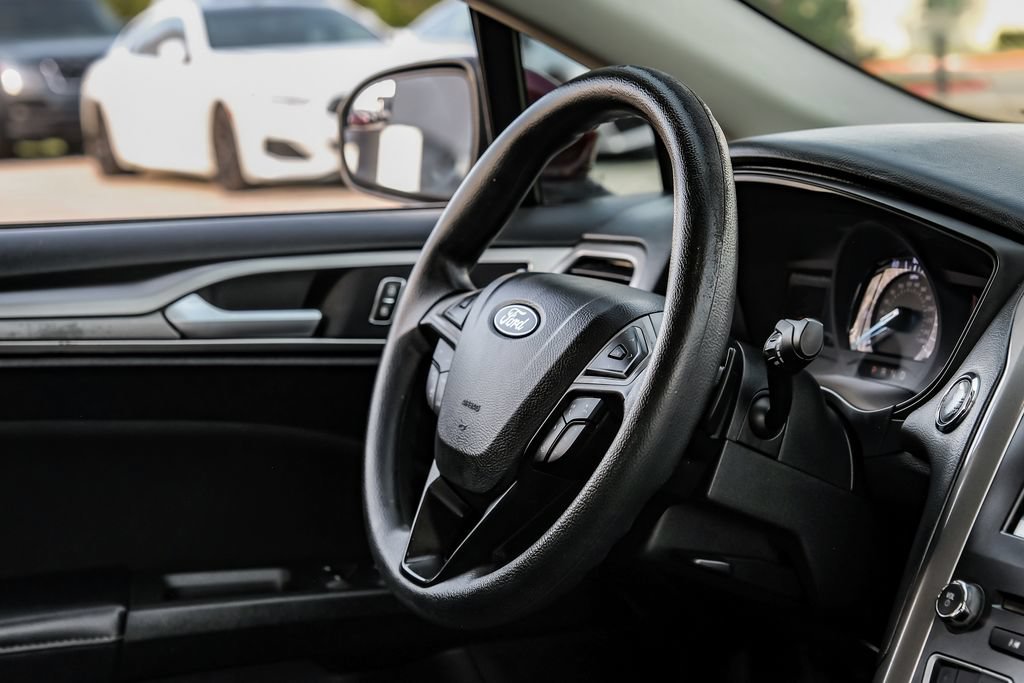 Used 2018 Ford Fusion SE w/ Fusion SE Technology Package FWD image 12