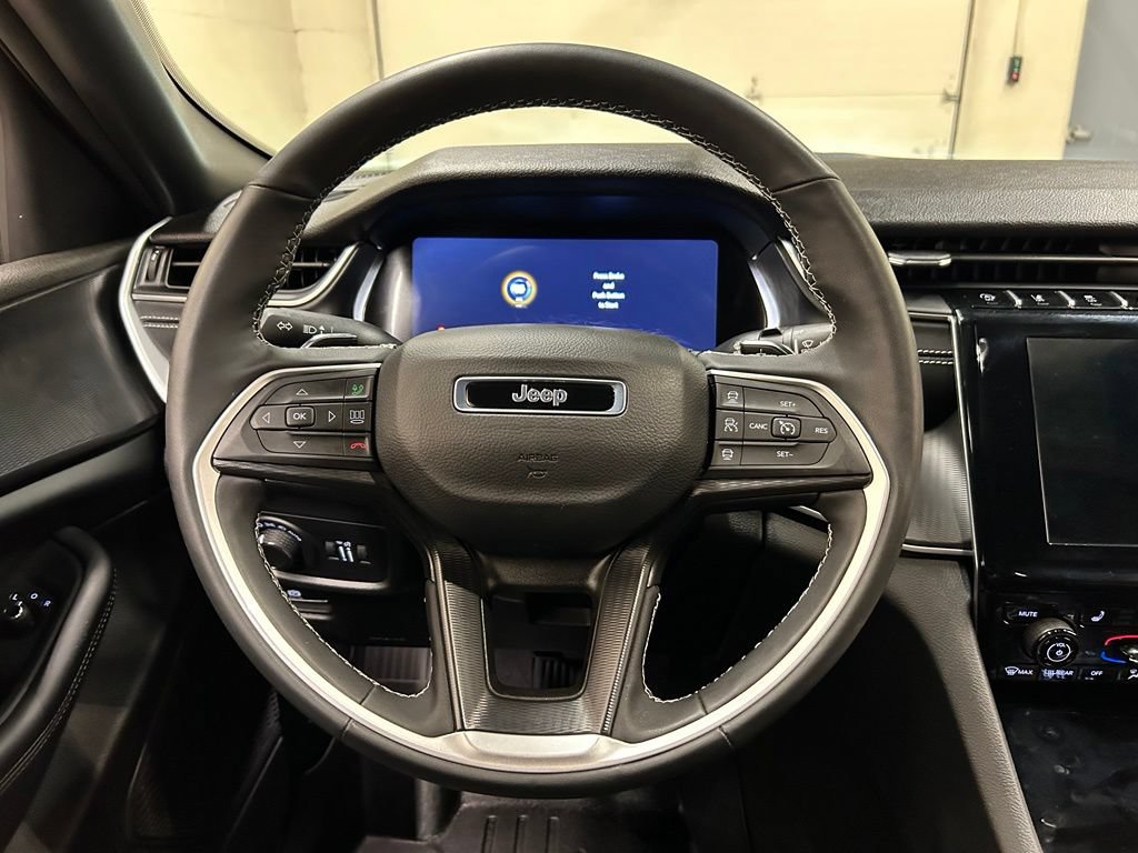 Used 2025 Jeep Grand Cherokee Laredo X w/ Luxury Tech Group I AWD/4WD image 17