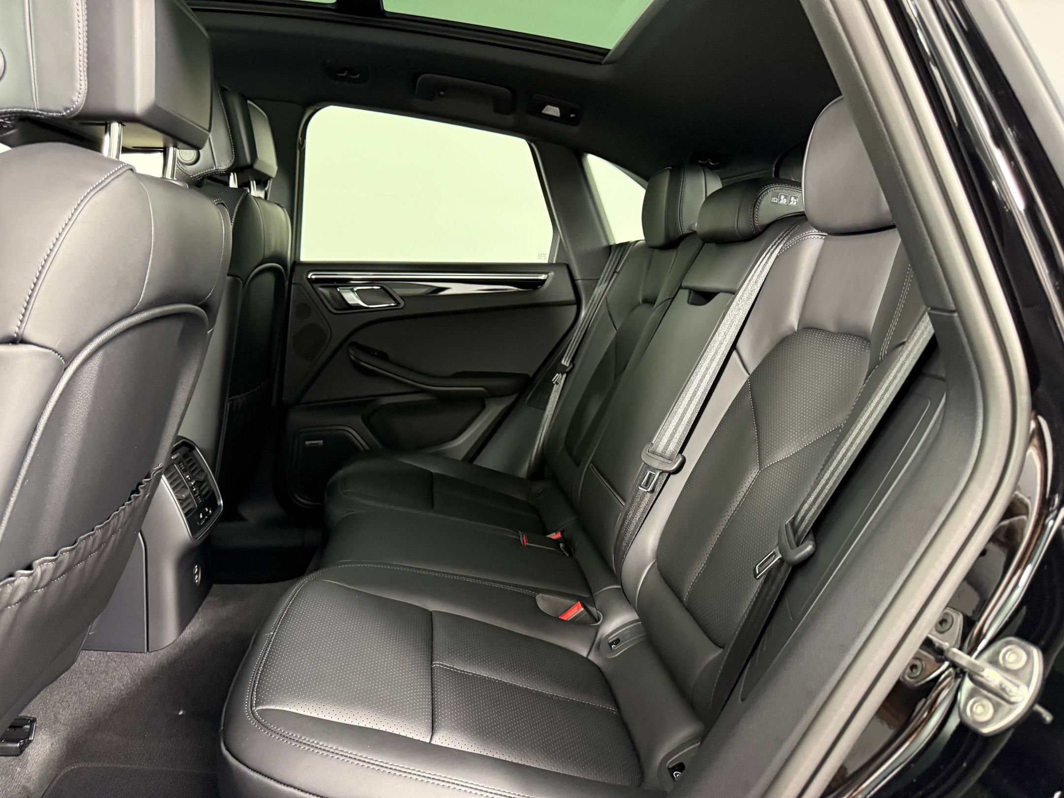Certified 2026 Porsche Macan AWD/4WD image 15