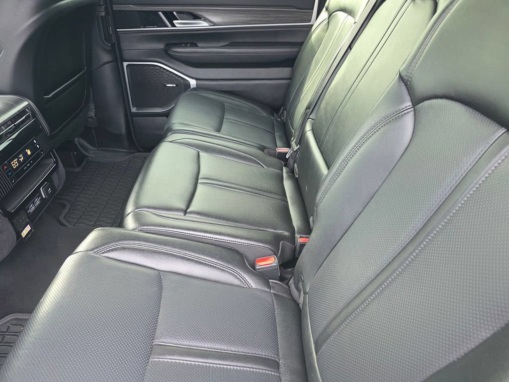 Used 2024 Jeep Wagoneer L Series II w/ Flexible Seating Group AWD/4WD image 16