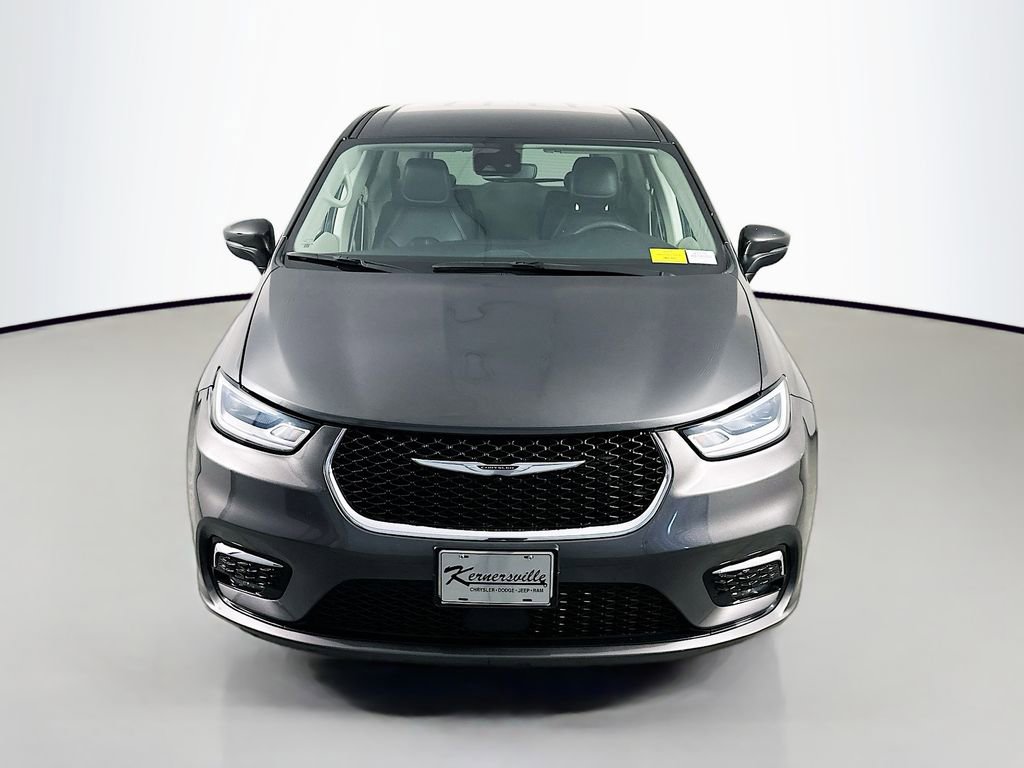 Used 2023 Chrysler Pacifica Touring-L FWD video 2