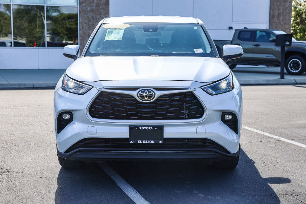 Used 2023 Toyota Highlander LE AWD/4WD image 17