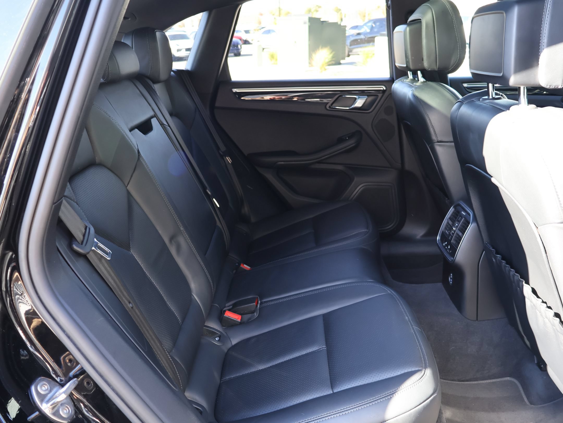 Certified 2023 Porsche Macan AWD/4WD image 29