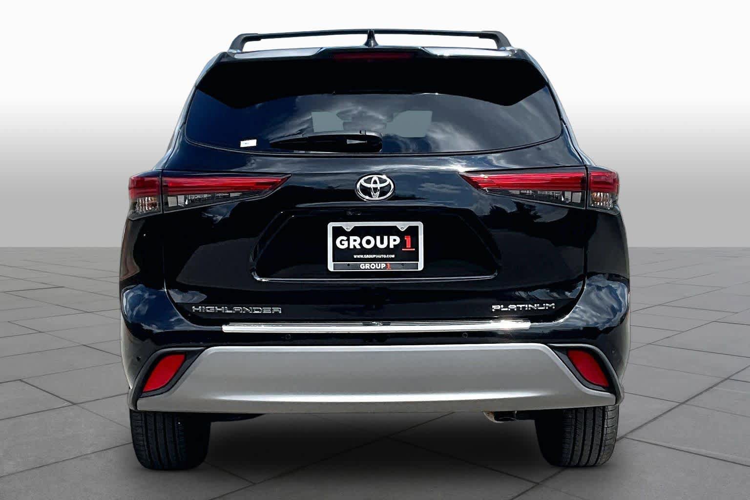 Used 2023 Toyota Highlander Platinum FWD image 5