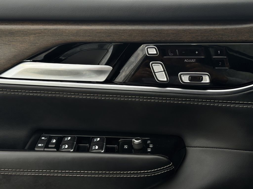 Used 2023 Jeep Grand Wagoneer Series II AWD/4WD image 24