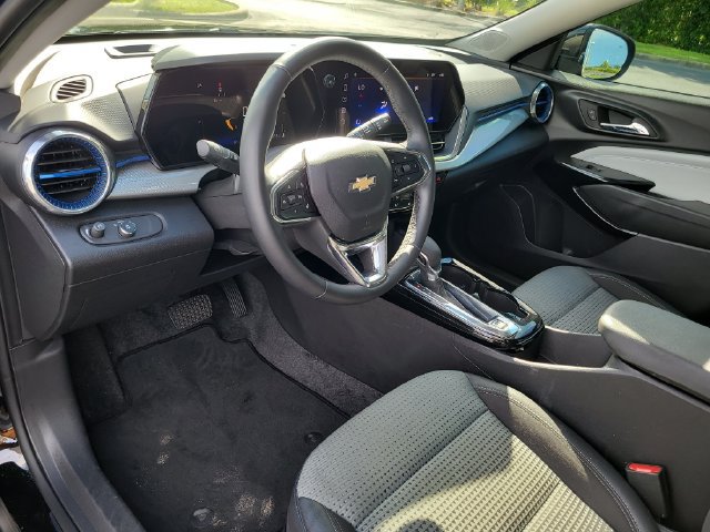 Used 2025 Chevrolet Trax LT w/ Driver Confidence Package FWD image 21