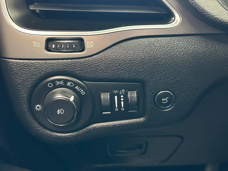 Used 2021 Jeep Cherokee Latitude Lux w/ Sun & Sound Group AWD/4WD image 63