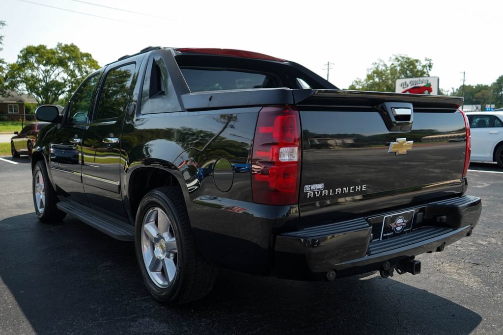 Used 2013 Chevrolet Avalanche LTZ RWD image 3