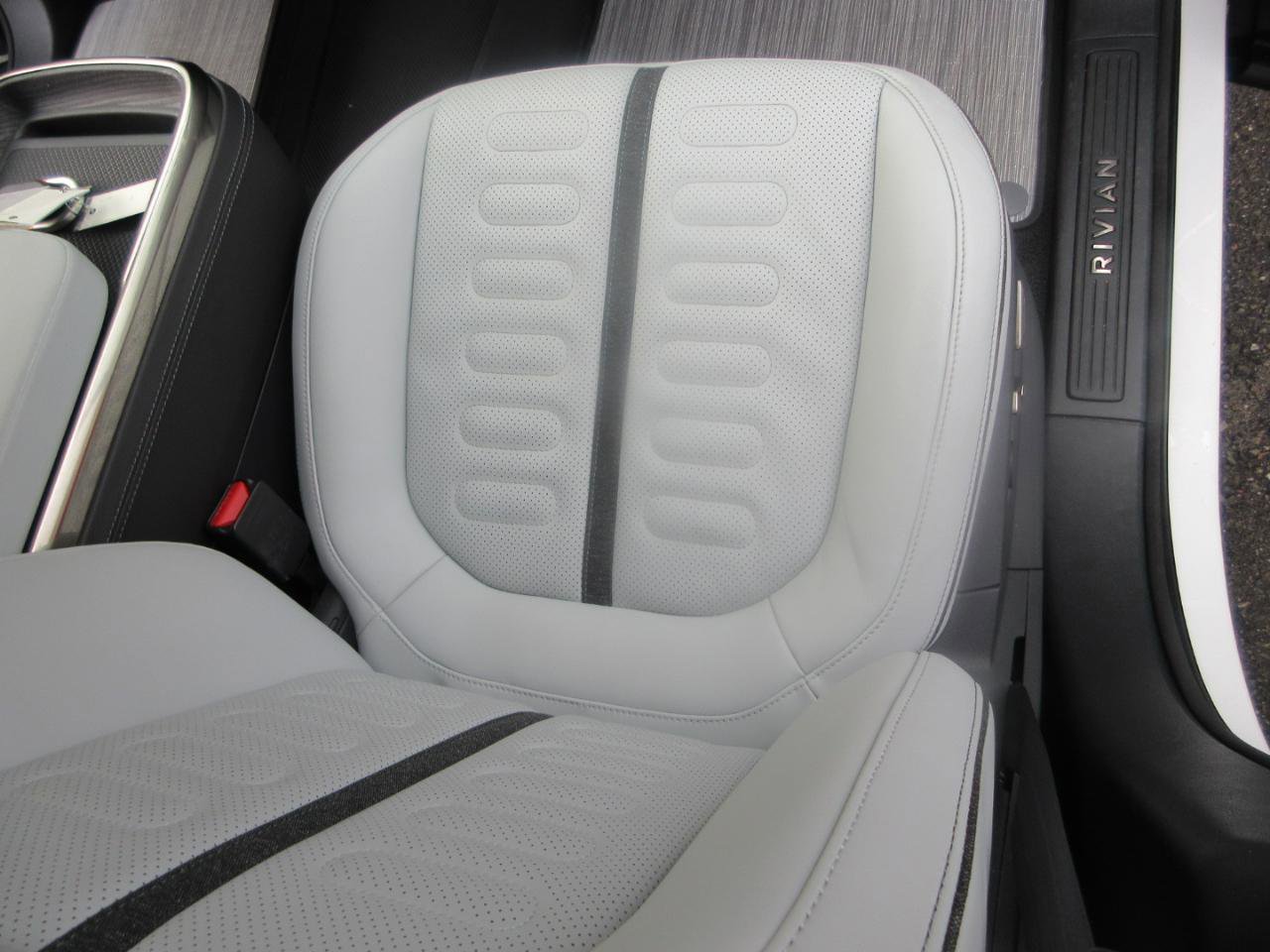 Used 2023 Rivian R1S Launch Edition image 29