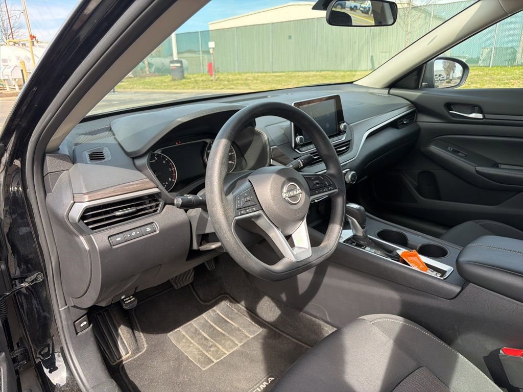 Used 2025 Nissan Altima 2.5 SV image 9