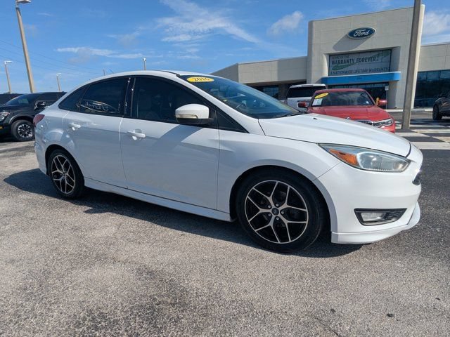 Used 2016 Ford Focus SE w/ SE Sport Package FWD image 3