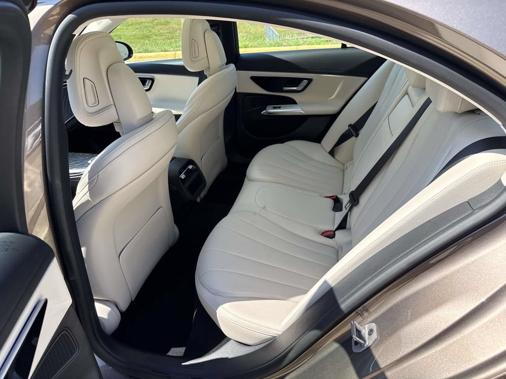 Used 2025 Mercedes-Benz E 350 4MATIC Sedan image 9