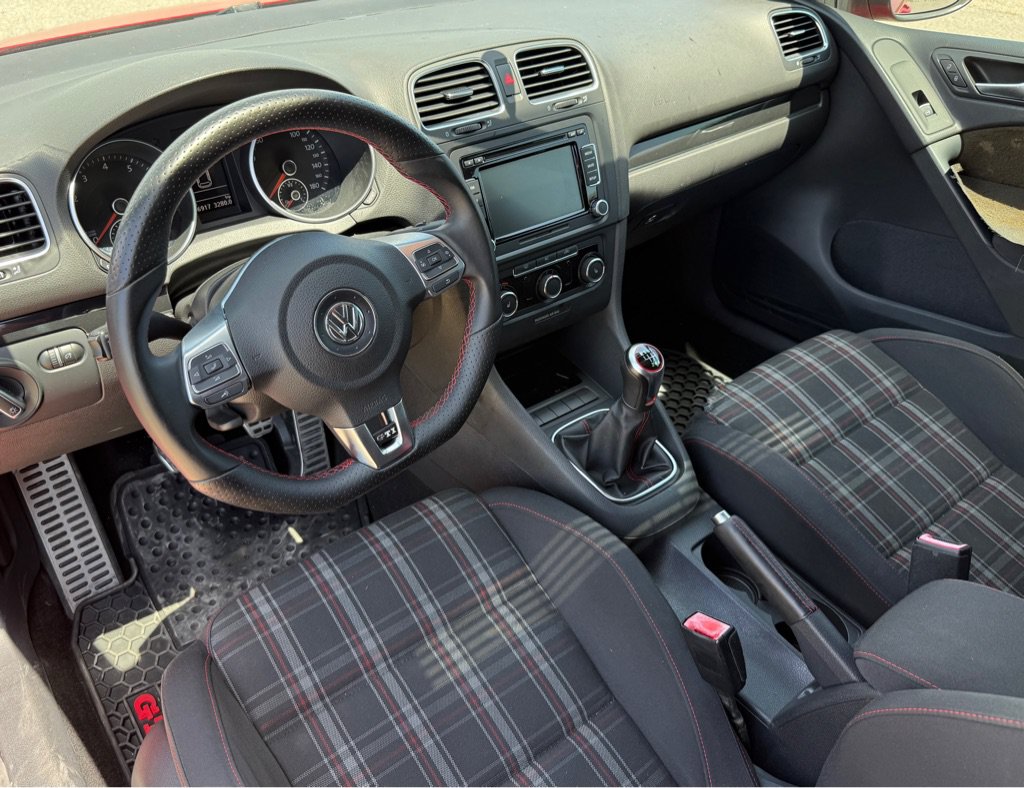 Used 2011 Volkswagen Golf 2-Door FWD image 9